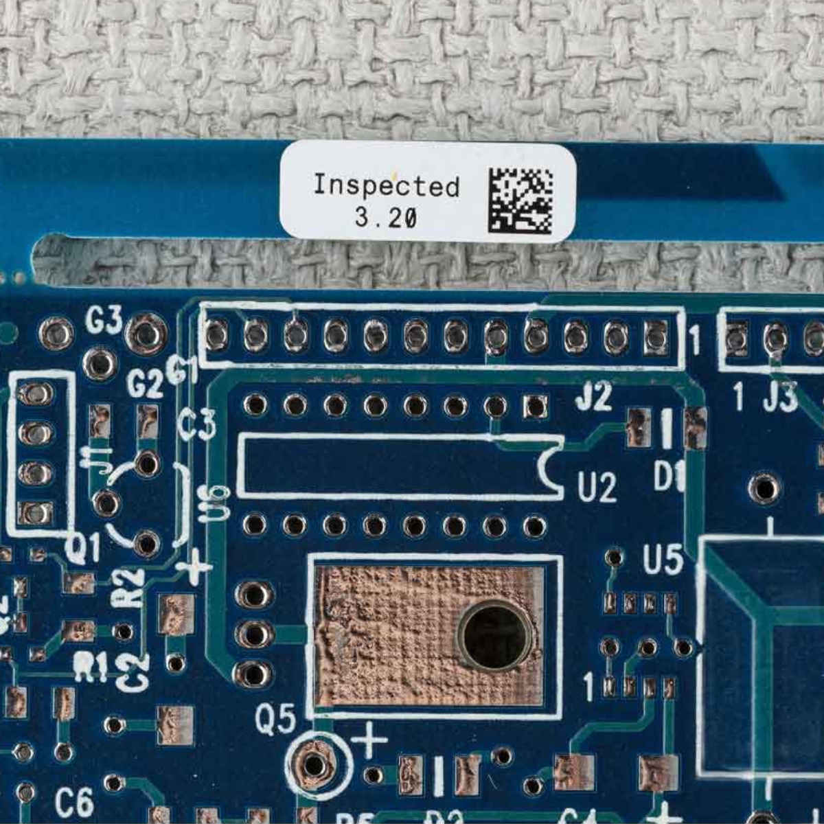Electronic component and circuit board labels